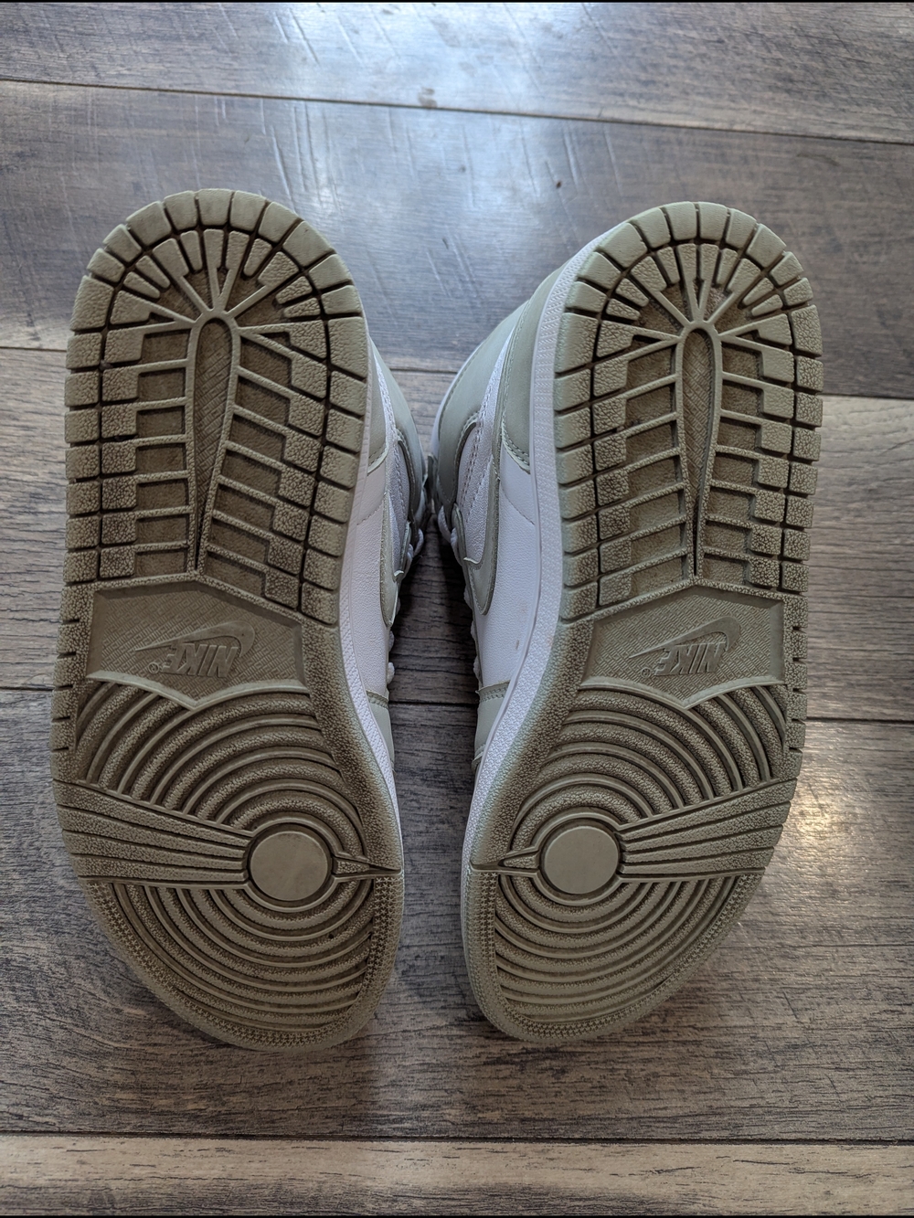 Nike Air Jordan 1 Women’s High-Top Sneakers White and Sage - Picture 4 of 6